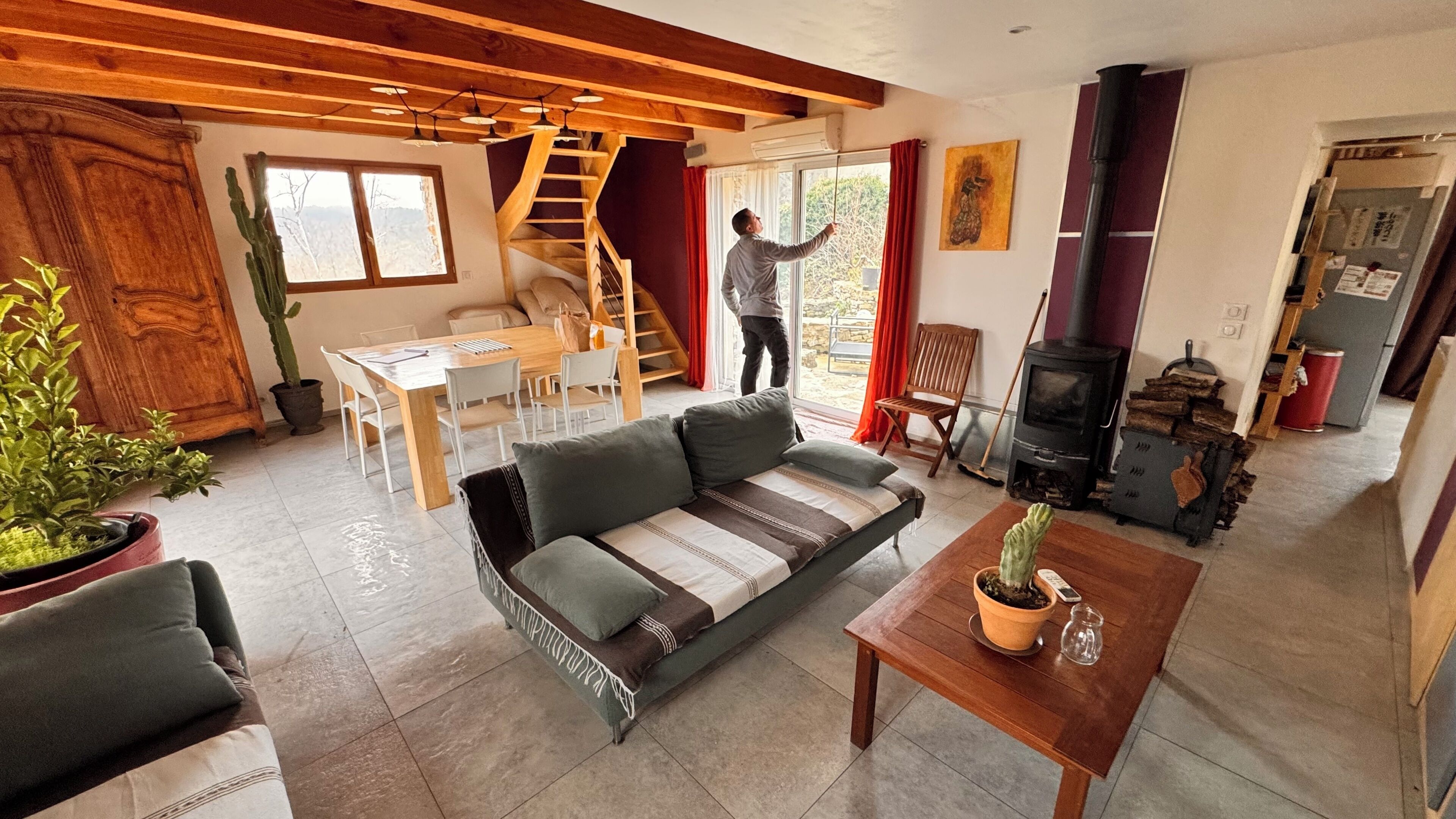 TV connectée, cheminée, lecteur de DVD, livres