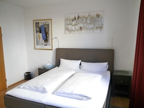 Classic-Doppelzimmer (large) | Zimmersafe, Schreibtisch, Verdunkelungsvorhänge, Bügeleisen/Bügelbrett