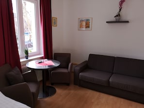 Chambre quadruple classique | Coffre-fort, bureau, rideaux d’obscurcissement