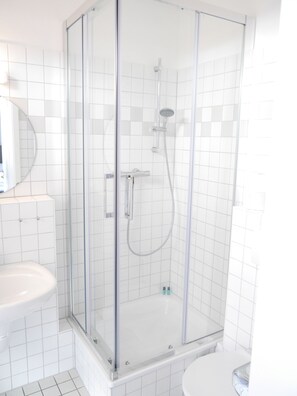 Habitación doble | Regadera en el baño