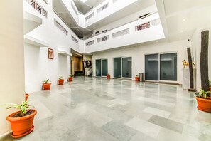Lobby - FabExpress Raj Plaza (Pune)