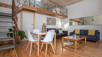 Comfort-Apartment | Wohnbereich | 54-Zoll-Plasmafernseher mit Satellitenempfang, Fernseher, Netflix
