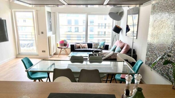 Apartment | Wohnbereich | 65-Zoll-Smart-TV mit Kabelempfang, Fernseher, Netflix