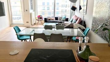 Lejlighed | Opholdsområde | 65-tommers smart-tv med kabelkanaler, tv, Netflix