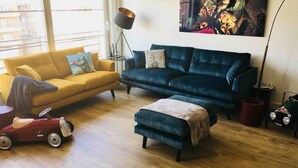Apartment | Wohnbereich | 65-Zoll-Smart-TV mit Kabelempfang, Fernseher, Netflix