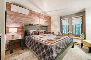 3 bedrooms, desk, travel cot, free WiFi - Hot Tub, Golf Cart & Fire Pit, Family Memories! Hiking, Skiing! Add a  Day Disc (Pocono Lake)