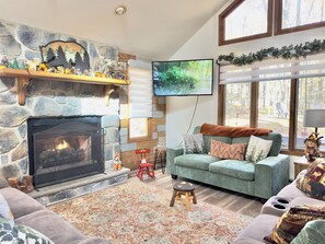 Smart TV, fireplace, video games, books - Hot Tub, Golf Cart & Fire Pit, Family Memories! Hiking, Skiing! Add a  Day Disc (Pocono Lake)