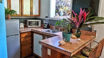 Køleskab, mikrobølgeovn, kaffe-/temaskine, brødrister