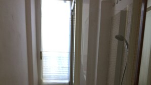Un baño con inodoro, bidé y zona de ducha.