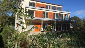 A modern two-story house with large windows and a balcony. - Direct lake with large south-west balcony (new building 2019) (Überlingen)