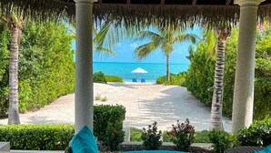 Ein überdachter Außenbereich mit Blick auf Strand und Meer.