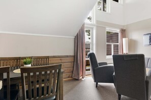 Trysilfjell Apartment 4 sengs Ostfloy | Living area | 32-inch TV with cable channels - Trysilfjell Apartment Hotel (Trysil)