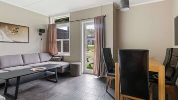 Trysilfjell Apartment 6 sengs Mountain view. | Living area | 32-inch TV with cable channels