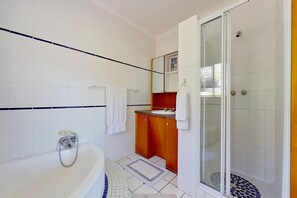 Deluxe Apartment | Bathroom