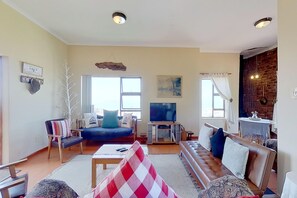 Deluxe Apartment | Living room | 32-inch plasma TV with cable channels, TV, fireplace - Saldanha Heights (Saldanha)
