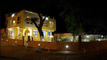 Façade de lâhĂ©bergement - soirĂ©e/nuit