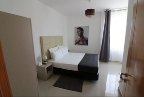 Standard Twin Room, Non Smoking, Sea View | Minibar, in-room safe, individually decorated, individually furnished - Hôtel Vista Mar Tarrafal (Tarrafal)