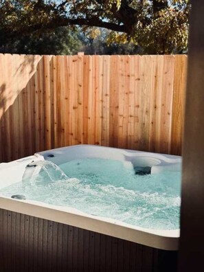 Bañera de hidromasaje al aire libre