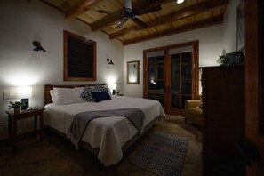 1 dormitorio, tabla de planchar con plancha, wifi y ropa de cama