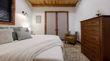 1 bedroom, desk, iron/ironing board, WiFi