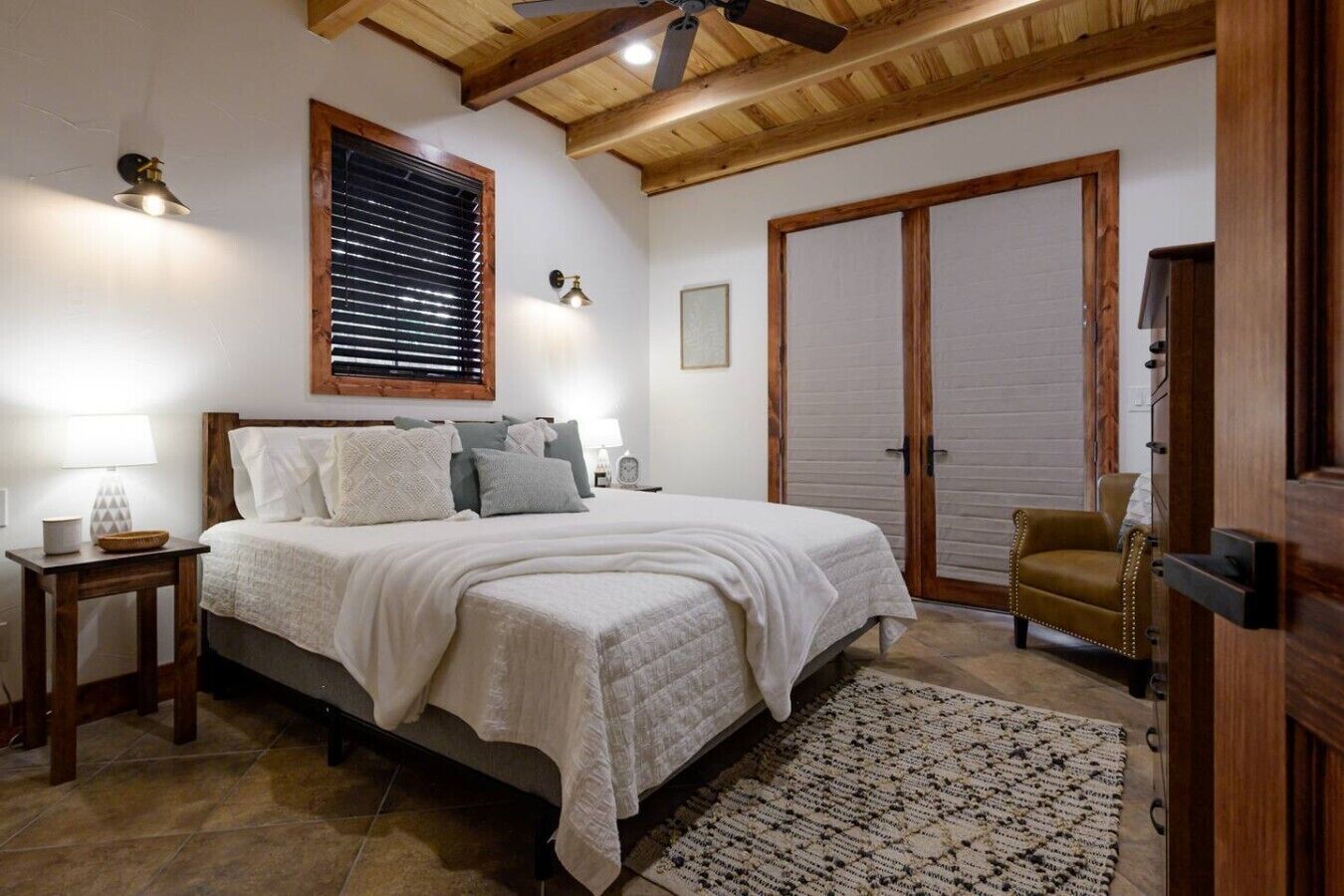 1 habitación, escritorio, tabla de planchar con plancha y wifi 