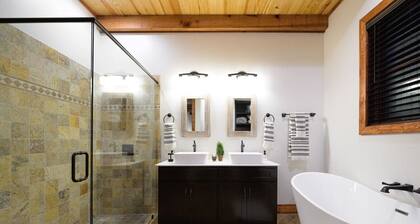 Little Dutch Cabin #100 | Soaker Tub | Pickleball