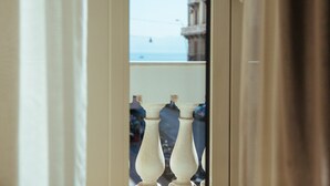 A view through a window with a white balustrade. - Casa Vittoria Napoli - Santa Lucia (Naples)