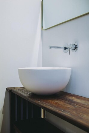 Standaard tweepersoonskamer (Toledo) | Badkamer met wastafel