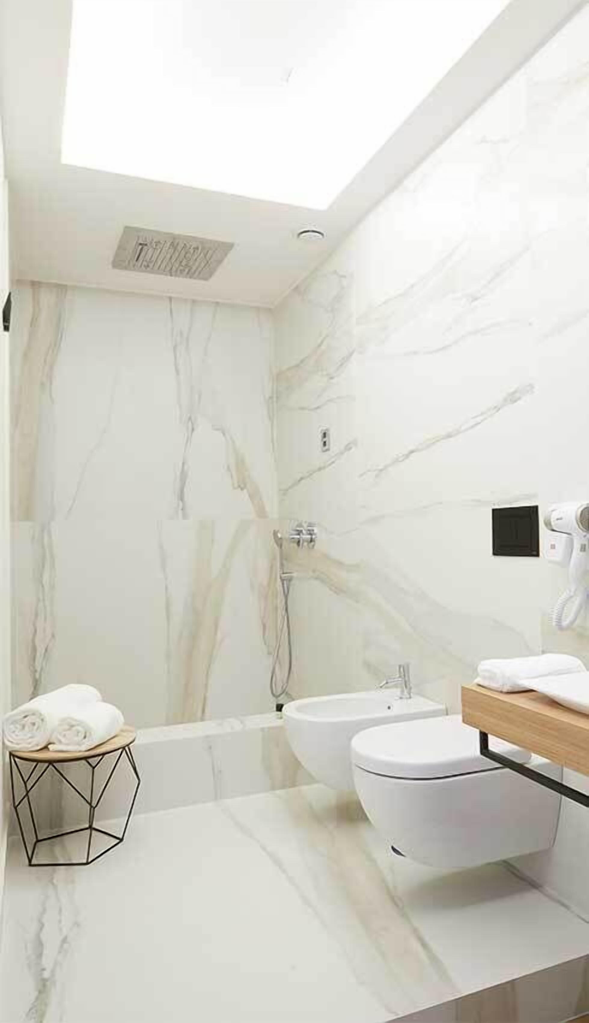 高級三人房 (Santa Lucia) | 浴室 | 淋浴設備、雨淋花灑、免費梳洗用品、風筒