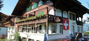 Front of property - Pension Sunnmatt (Aeschi bei Spiez)