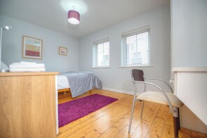 3 habitaciones, tabla de planchar con plancha, wifi y ropa de cama 