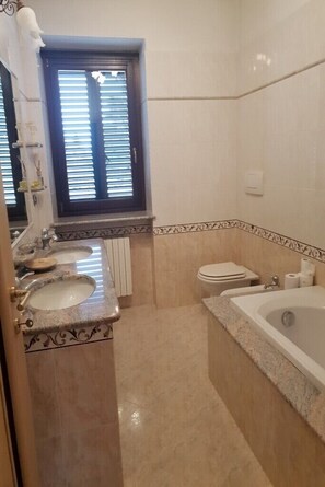 Badewanne, Haartrockner, Handtücher, Seife