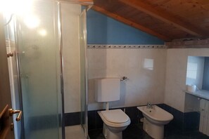 Een bad, een haardroger, handdoeken, zeep