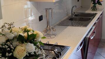 Frigorifero, forno, lavastoviglie, macchina per tè/caffè