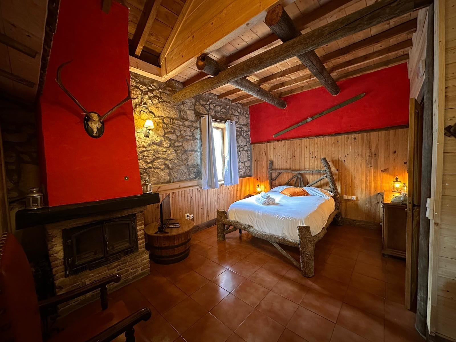 Comfort Room, 1 Double Bed, Fireplace (Oso) | Free WiFi, bed sheets