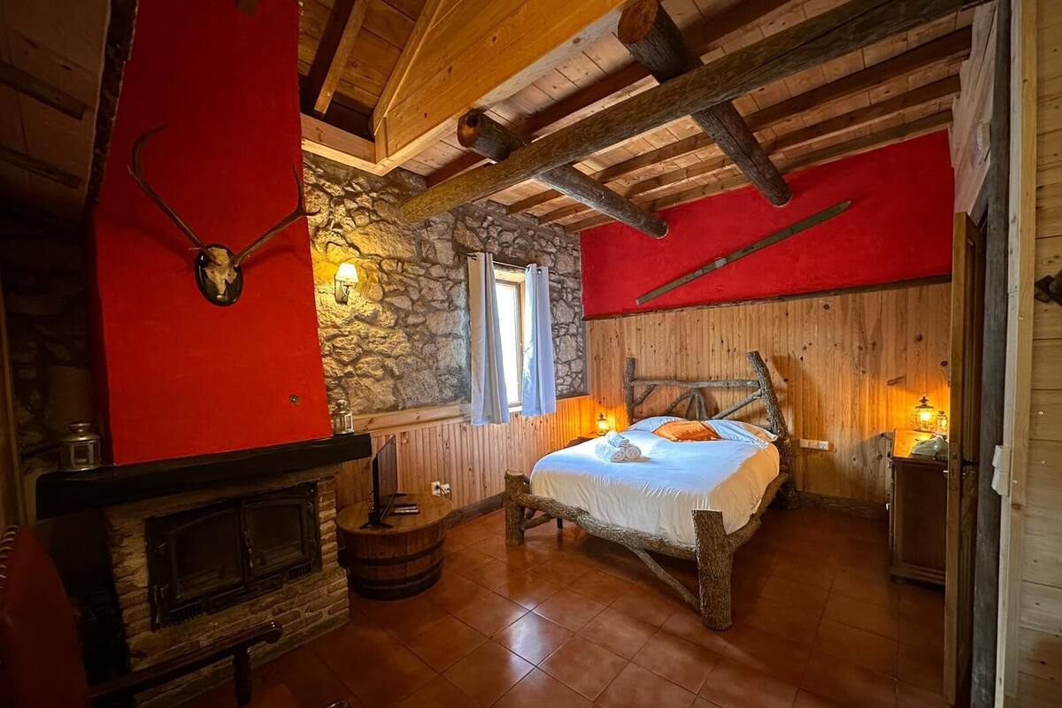 Comfort Room, 1 Double Bed, Fireplace (Oso) | Free WiFi, bed sheets