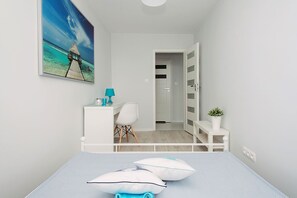 Apartment (1) | Desk, laptop workspace, iron/ironing board, free WiFi - Apartments Cohen (Warsaw)