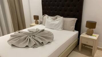 Quarto casal standard | Roupas de cama premium, frigobar, cofres nos quartos, cortinas blackout