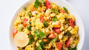 Un bol d’œufs brouillés avec des légumes et des toasts.
