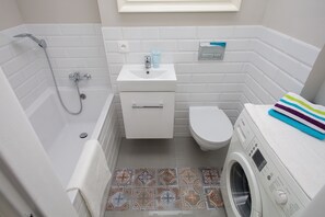 Classic Studio Suite | Bathroom | Bathtub, free toiletries, hair dryer, towels - Turquoise Studio Zelazna (Warsaw)