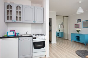 Classic-Studiosuite | Eigene Kochnische | Kühlschrank, Ofen, Herdplatte, Wasserkocher