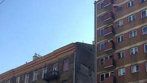 Kyseessä on useita kerroksia sisältävä rakennus, jossa on sekä asuintiloja että liiketiloja. Rakennuksen arkkitehtuuri on perinteistä, ja siinä on tasakatto ja useita ikkunoita. Selkeästi näkyvässä sisäänkäynnissä on ovi, ja sen yläpuolella on pieni kyltti.