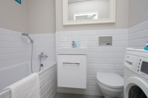 Classic Studio Suite | Bathroom | Bathtub, free toiletries, hair dryer, towels