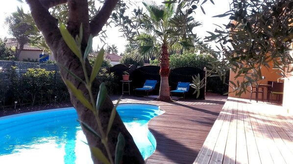 Seasonal outdoor pool, sun loungers - Chambre d'Hotes Bulle de Soleil (Torreilles)