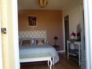 Individually decorated, individually furnished, desk, free WiFi - Chambre d'Hotes Bulle de Soleil (Torreilles)