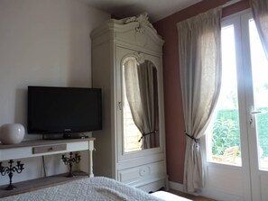 Double Room, Terrace | Television - Chambre d'Hotes Bulle de Soleil (Torreilles)