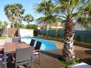 Seasonal outdoor pool, pool loungers - Chambre d'Hotes Bulle de Soleil (Torreilles)