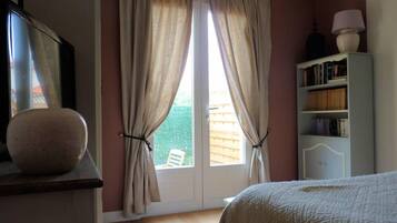 Tweepersoonskamer, terras | Uitzicht vanuit de kamer