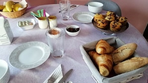 Breakfast meal - Chambre d'Hotes Bulle de Soleil (Torreilles)