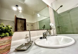 Tina, secadora de cabello, toallas, jabón 